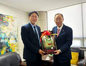 云门酱酒礼赠潘基文，文化交流共绘中韩友谊新篇章